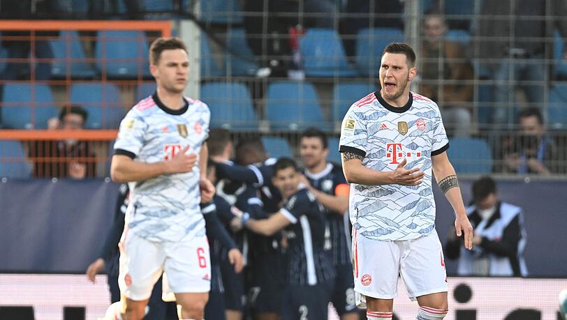 Joshua Kimmich (l) und Niklas Süle (r) reagieren enttäuscht auf den Bochumer Gegentreffer.