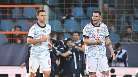 Joshua Kimmich (l) und Niklas Süle (r) reagieren enttäuscht auf den Bochumer Gegentreffer.