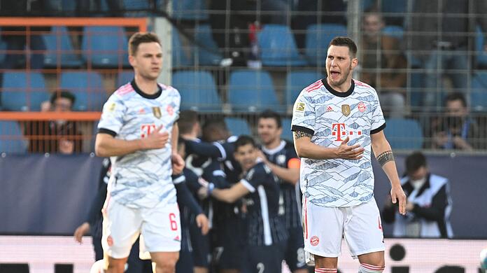 Joshua Kimmich (l) und Niklas Süle (r) reagieren enttäuscht auf den Bochumer Gegentreffer.