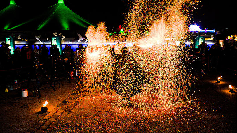 Faszinierendes Spiel mit den Flammen auf dem neuen Feuershowplatz.