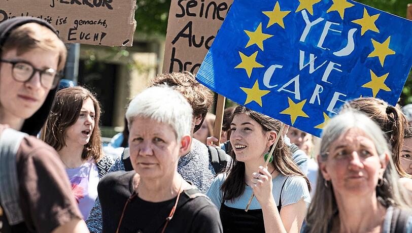 Was tun gegen Klimawandel, Krieg und Rechtsruck? Nicht nur Erwachsene, auch 16- und 17-Jährige entscheiden über die Zusammensetzung des EU-Parlaments. Politiker aus Bayern zählen auf ihre Stimmen.