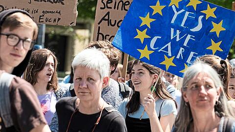 Was tun gegen Klimawandel, Krieg und Rechtsruck? Nicht nur Erwachsene, auch 16- und 17-Jährige entscheiden über die Zusammensetzung des EU-Parlaments. Politiker aus Bayern zählen auf ihre Stimmen.