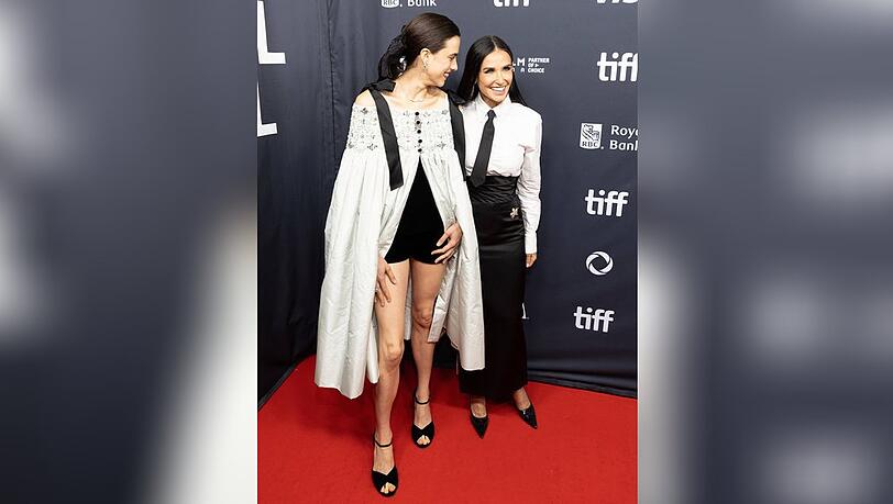 Demi Moore (re.) und Margaret Qualley strahlten gemeinsam auf dem roten Teppich.
