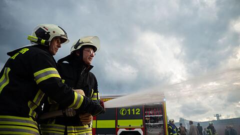 Der Bundesinnenminister übt mit der Feuerwehr. Der Bundesinnenminister übt mit der Feuerwehr.