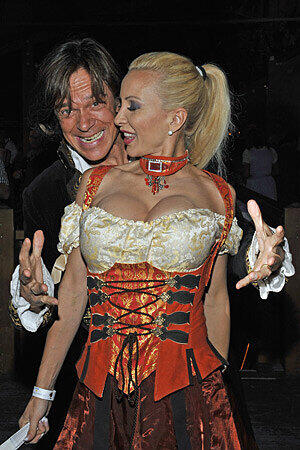 Auch Jürgen Drews und seine Ramona haben ein Wiesn-Ritual: Ein tiefer, tiefer Ausschnitt und Jürgen mittendrin.