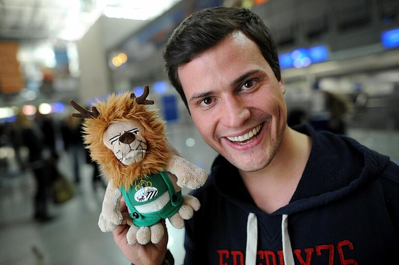 Und er darf im Dschungel natürlich auch nicht fehlen, denn wer kennt ihn nicht? Schauspieler Rocco Stark scheint sich auf seinen Down Under-Besuch zu freuen.