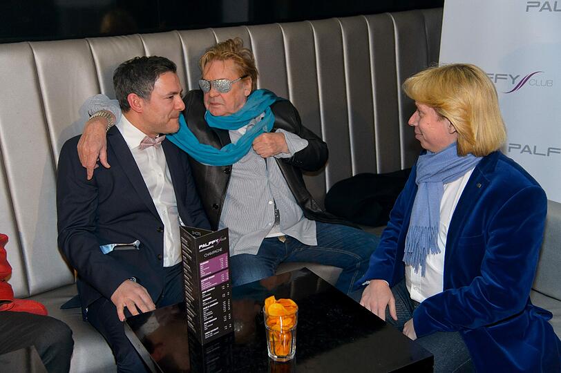 Dann wird der ehemalige Superstar zutraulicher und legt den Arm um den Club-Chef. Daneben: Manager Helmut Werner