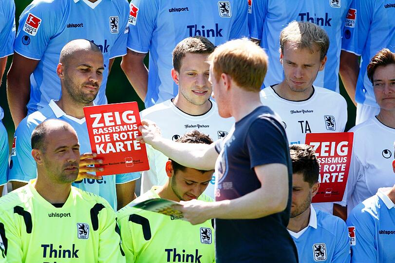 Die aktuellen Löwentrikots mit neuem Hauptsponsor: "Think Blue" - ganz nach dem Motto des TSV 1860 München.