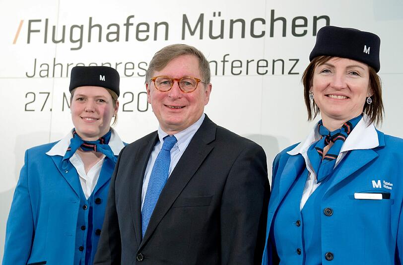 Seit 2002 Münchens Airport-Chef: der gebürtige Westfale Michael Kerkloh mit zwei Mitarbeiterinnen des Flughafens.