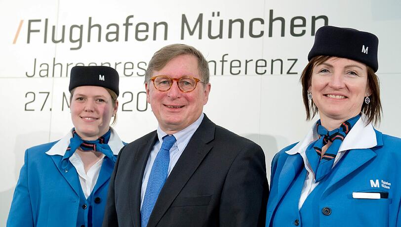Seit 2002 Münchens Airport-Chef: der gebürtige Westfale Michael Kerkloh mit zwei Mitarbeiterinnen des Flughafens. Seit 2002 Münchens Airport-Chef: der gebürtige Westfale Michael Kerkloh mit zwei Mitarbeiterinnen des Flughafens.