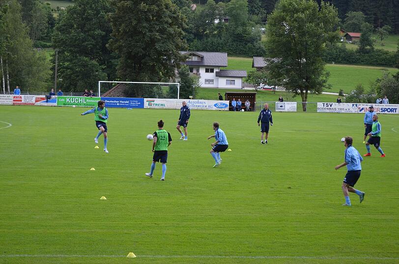 Trainer Torsten Fröhling und Co. in der Saisonvorbereitung bei der Arbeit - der TSV 1860 hat sein erstes Trainingslager in Bodenmais aufgeschlagen.