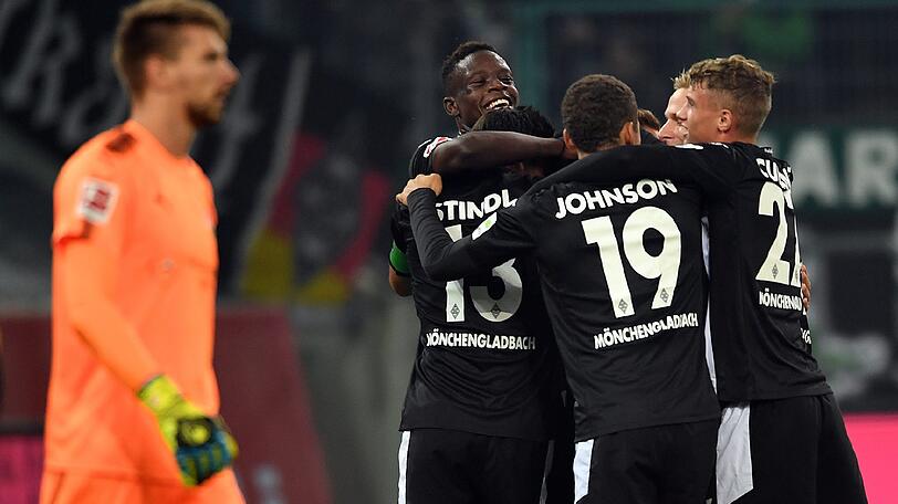 Die Gladbacher feiern das 2:0 von Raffael