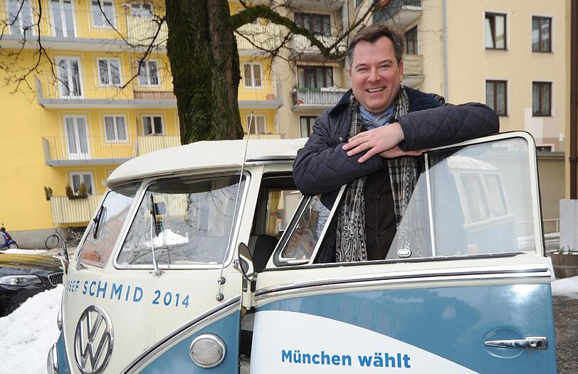 Josef Schmid mit seinem Wahlkampfmobil. Jetzt fährt er Ude an den Karren.