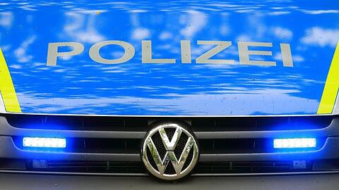 Ein Fahrzeug der Polizei ist im Einsatz. Foto: Jens Wolf/zb/dpa/Symbolbild