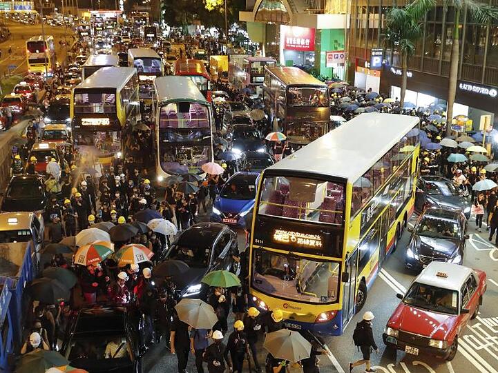 Demonstranten behindern mit Barrikaden den Straßenverkehr mehrerer Straßen.