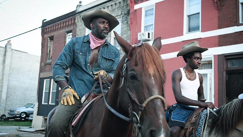 Idris Elba und Caleb McLaughlin als Vater und Sohn.