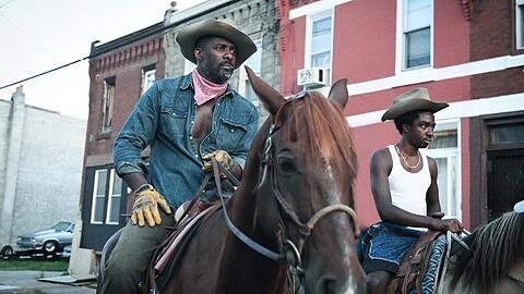 Idris Elba und Caleb McLaughlin als Vater und Sohn.