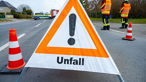 Bei einem Verkehrsunfall im Landkreis Freising ist ein 23-Jähriger ums Leben gekommen. (Symbolbild)