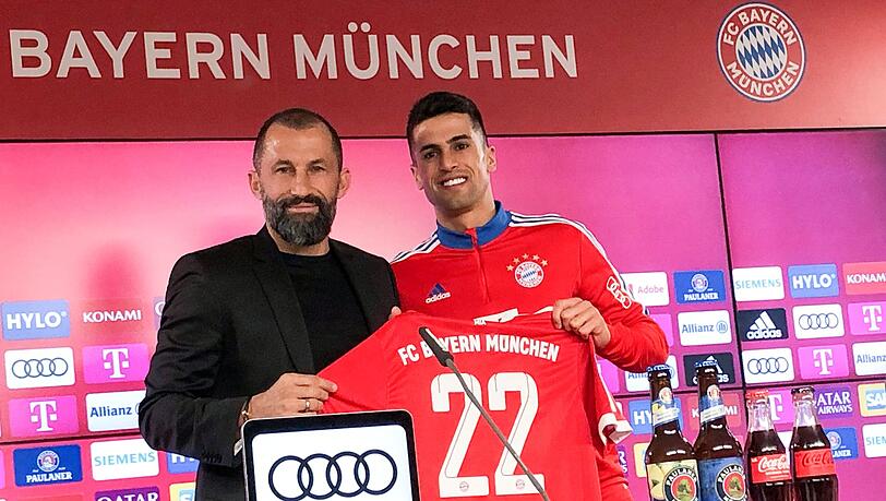 Hasan Salihamidzic (l), Sportvorstand vom FC Bayern München, präsentiert auf einer Pressekonferenz den Neuzugang Joao Cancelo.