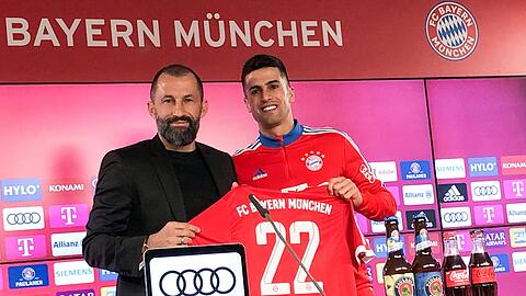 Hasan Salihamidzic (l), Sportvorstand vom FC Bayern München, präsentiert auf einer Pressekonferenz den Neuzugang Joao Cancelo.