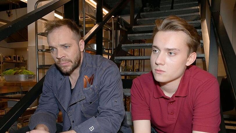 "GZSZ": Lukas (r.) gibt vor Erik zu, dass er Berlin nicht verlassen will.