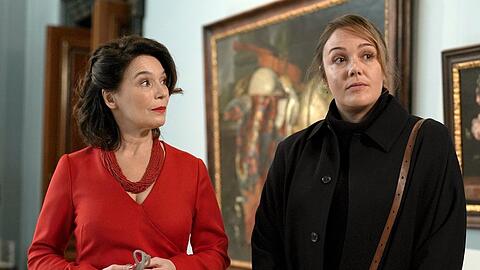 "Der Tod kommt nach Venedig": Anna (Alwara Höfels, r.) spricht mit der Museumsleiterin Alexandra von Reuten (Julia Stemberger).