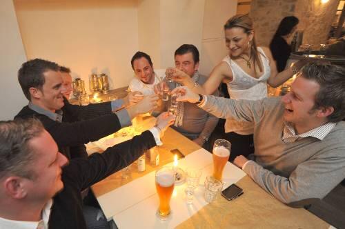 Und Prost! &ndash; &bdquo;Auf uns Männer und das griechische Heilwasser&ldquo;: Oliver, Christian, Marco, Thorsten, Jan und Michael (v.l.n.r.) stoßen im Molos mit Kellnerin Nicoletta an.