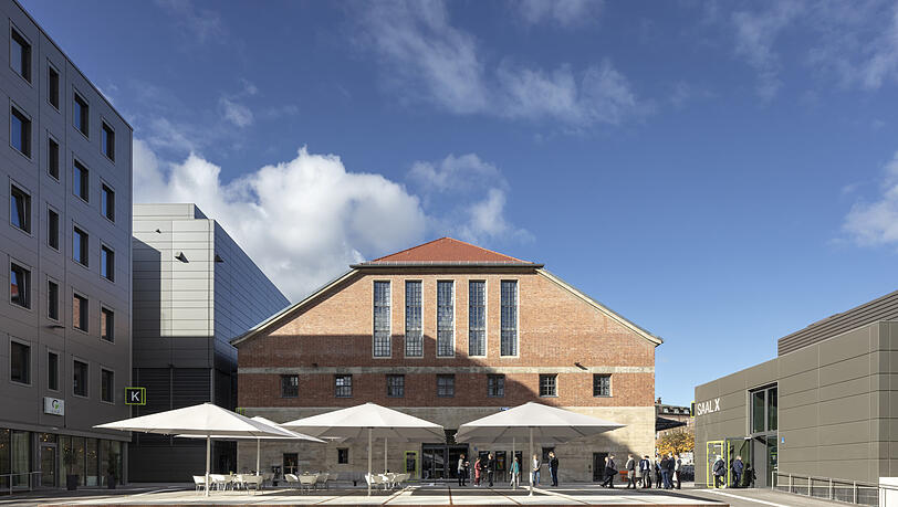 Hier, in der Hans-Preissinger-Straße vor der Halle E, dem Foyer der Isarphilharmonie, halten die Shuttle-Taxis zu den Parkplätzen im Blumengroßmarkt.