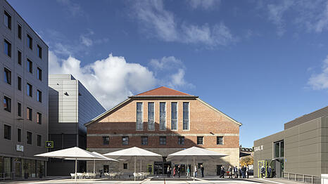 Hier, in der Hans-Preissinger-Straße vor der Halle E, dem Foyer der Isarphilharmonie, halten die Shuttle-Taxis zu den Parkplätzen im Blumengroßmarkt.