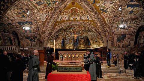Nach fast acht Jahrhunderten sind die Gebeine des Heiligen &ouml;ffentlich ausgestellt.