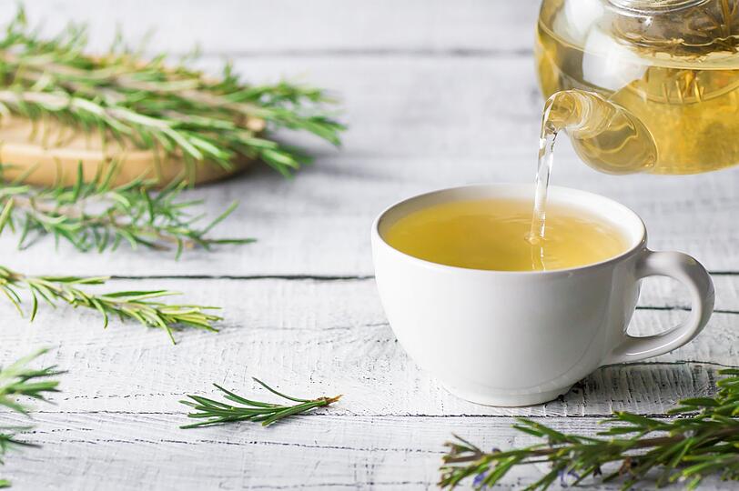 Tee ist in manchen Fällen durch Umweltgifte belastet. Deshalb gilt: immer mal wieder die Sorten und Hersteller wechseln. Denn vor allem in Kräutertees wurden häufig Rückstände von Pflanzenschutzmitteln gefunden. Dabei wählt man am besten Tee-Produkte in reiner Bio-Qualität und achtet darauf, den Tee mit der richtigen Wassertemperatur laut Packungsbeilage zuzubereiten. Tee ist in manchen Fällen durch Umweltgifte belastet. Deshalb gilt: immer mal wieder die Sorten und Hersteller wechseln. Denn vor allem in Kräutertees wurden häufig Rückstände von Pflanzenschutzmitteln gefunden. Dabei wählt man am besten Tee-Produkte in reiner Bio-Qualität und achtet darauf, den Tee mit der richtigen Wassertemperatur laut Packungsbeilage zuzubereiten.