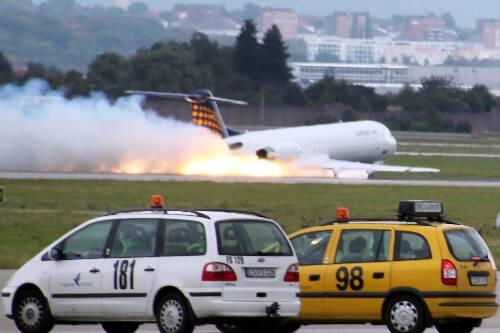 Beim Aufsetzen ohne Fahrwerk schlägt die Fokker 100 heftig Funken.