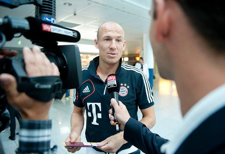 Mit einem 20-köpfigen Spieleraufgebot und der kompletten Führungsriege ist Bayern München am Sonntagabend vom Flughafen München zum &bdquo;Projekt Globalisierung&ldquo; nach Fernost gestartet - die Bilder.