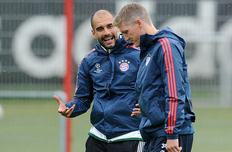 Coach Pep Guardiola (l) mahnt beim Comeback von Bastian Schweinsteiger Geduld an. Foto: Tobias Hase
