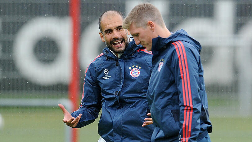 Coach Pep Guardiola (l) mahnt beim Comeback von Bastian Schweinsteiger Geduld an. Foto: Tobias Hase Coach Pep Guardiola (l) mahnt beim Comeback von Bastian Schweinsteiger Geduld an. Foto: Tobias Hase