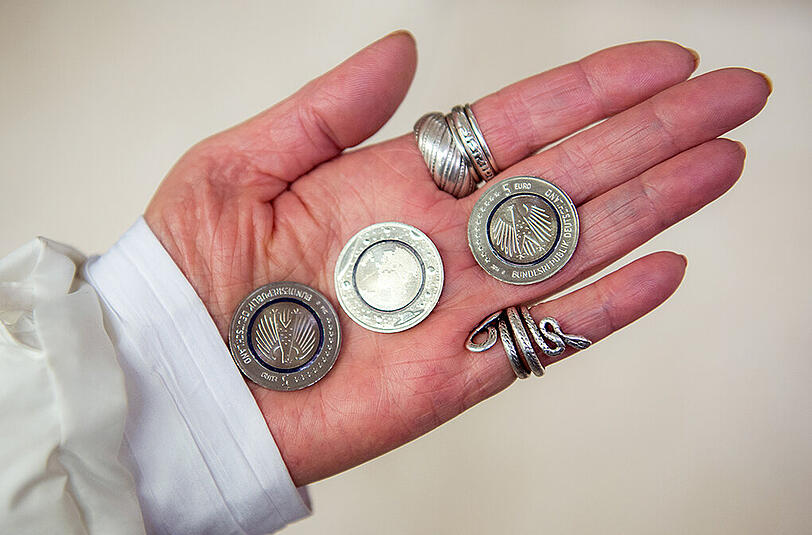 Die erste deutsche Fünf-Euro-Münze gilt als Weltneuheit: In die Münze ist ein blauer Kunststoffring eingelassen, der den inneren Metallkreis und den äußeren Metallring trennt. Foto: Alexander Heinl