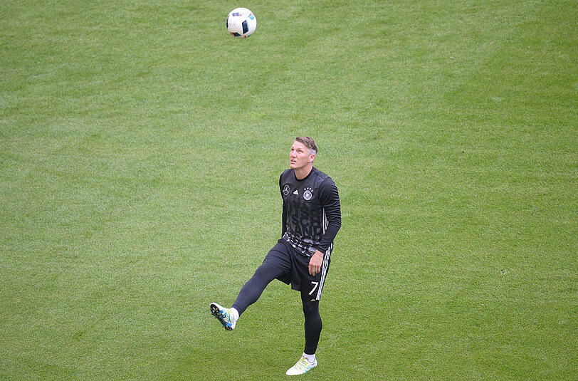 Bastian Schweinsteiger: Note 3. Der Kapitän wurde wie von ihm selbst gewünscht in der 68. Minute für Kroos unter großem Jubel eingewechselt. Bei seinem ersten Einsatz seit März konnte sich der 31-Jährige nicht groß in Szene setzen, das Knie bereitete offenbar aber keine Probleme mehr.