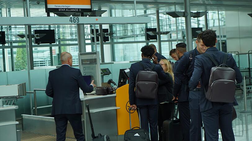 Die Bilder vom Abflug des FC Bayern.
