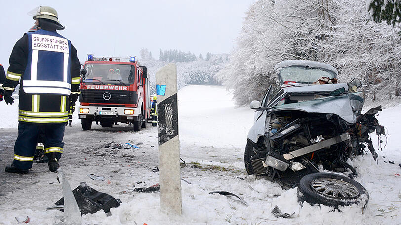 Die Autofahrerin wurde schwer verletzt, die Schulkinder kamen hingegen mit dem Schrecken davon. Die Bilder vom Unfallort.
