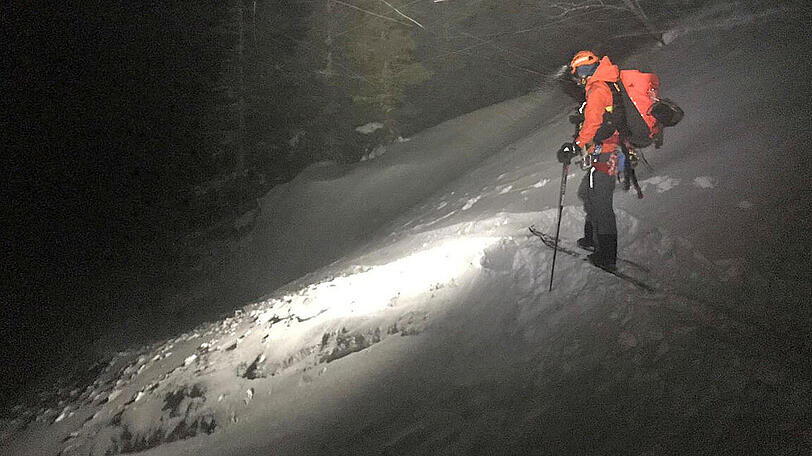 Nach Angaben des Bayerischen Roten Kreuzes vom Dienstag hatte der Mann bei einer Tour am Schneibstein bei Sturm und schlechter Sicht die Orientierung verloren. Auch seine Skier und ein Stock waren ihm abhanden gekommen.