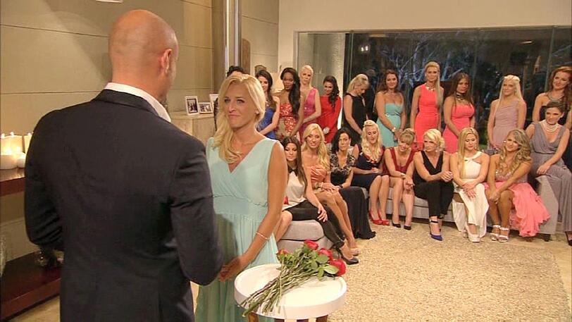 Susanne erhält von Bachelor Christian die ersehnte Rose.