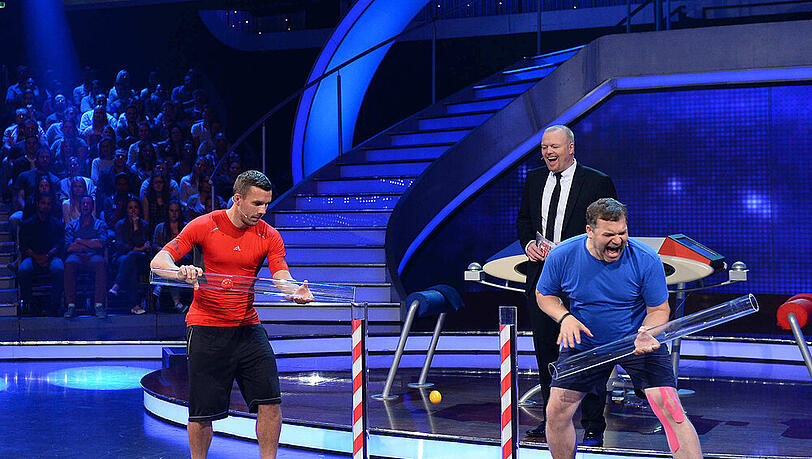 Lukas Podolski gegen Elton im Einsatz - Stefan Raab kann sich das Lachen nicht verkneifen Lukas Podolski gegen Elton im Einsatz - Stefan Raab kann sich das Lachen nicht verkneifen