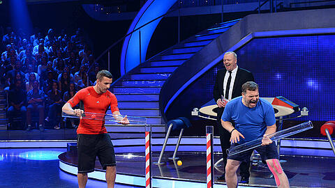 Lukas Podolski gegen Elton im Einsatz - Stefan Raab kann sich das Lachen nicht verkneifen