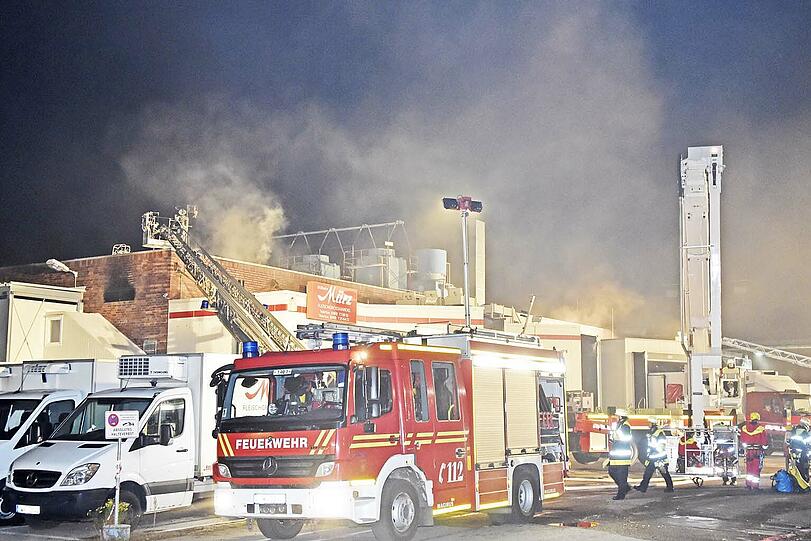 Um das Feuer zu löschen, muss die Feuerwehr das Dach der Schlachthof-Halle mit einer Spezialsäge  aufschneiden.