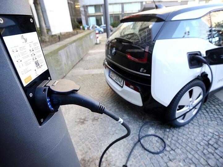 Ein Elektroauto an einer Stromtankstelle.