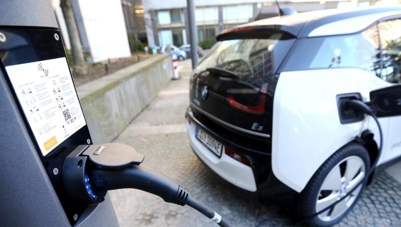 Ein Elektroauto an einer Stromtankstelle. Ein Elektroauto an einer Stromtankstelle.