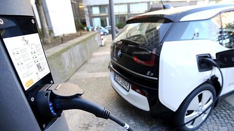Ein Elektroauto an einer Stromtankstelle.