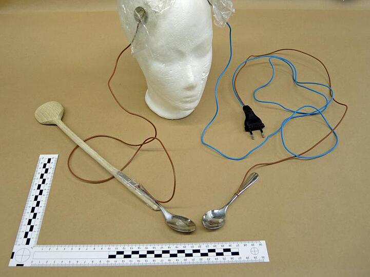 Das Foto zeigt eine Apparatur, mit der sich Frauen Stromstöße verabreicht haben. Foto: -/Polizeipräsidium Oberbayern Nord/dpa/Archivbild
