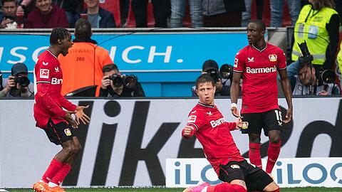 Leverkusens Torschütze Adam Hlozek (M), Jeremie Frimpong (l) und Moussa Diaby jubeln nach dem Treffer zur 1:0 Führung.