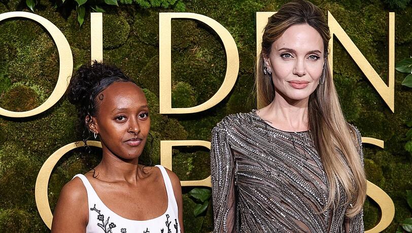 Zahara Marley Jolie und Mutter Angelina Jolie bei den Golden Globe Awards 2025. Zahara Marley Jolie und Mutter Angelina Jolie bei den Golden Globe Awards 2025.